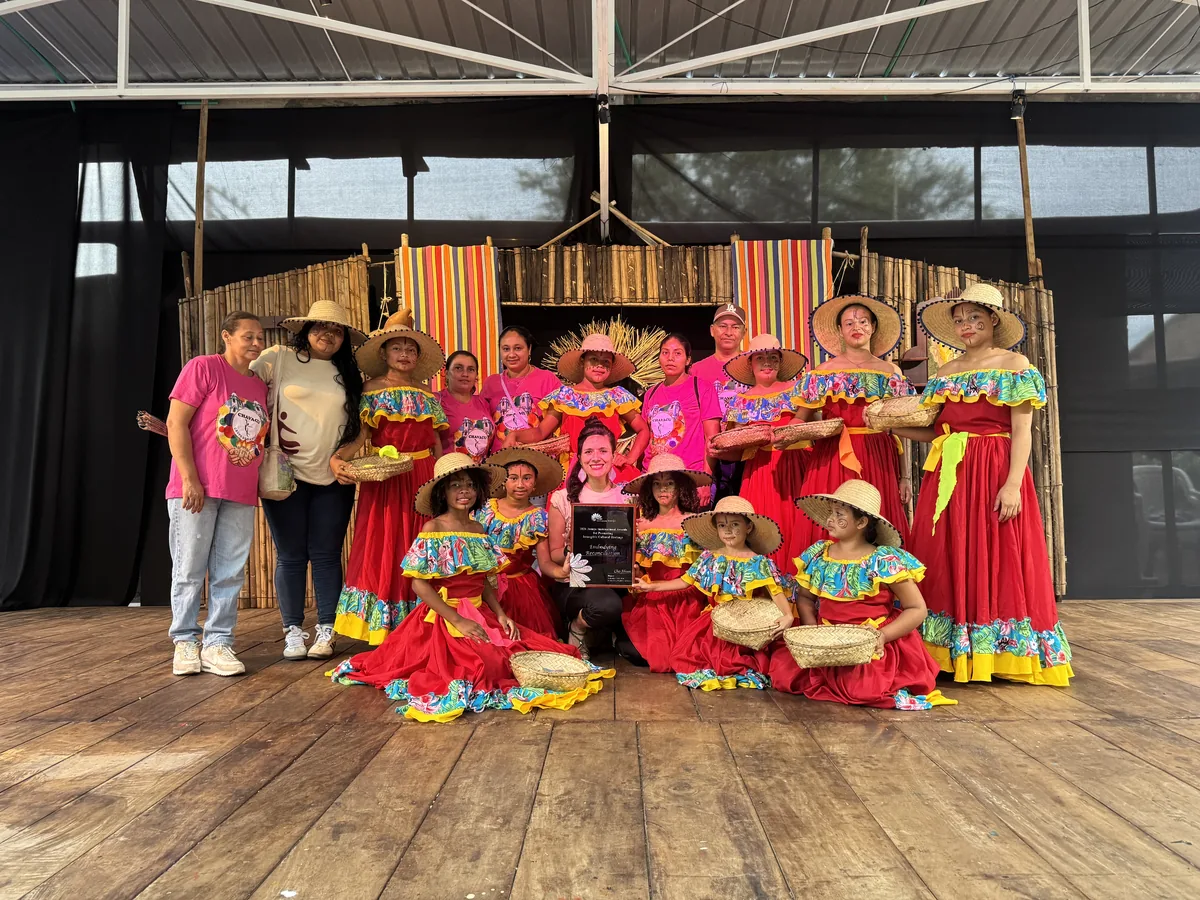 A festival group in red polleras receiving the JIAPICH award.