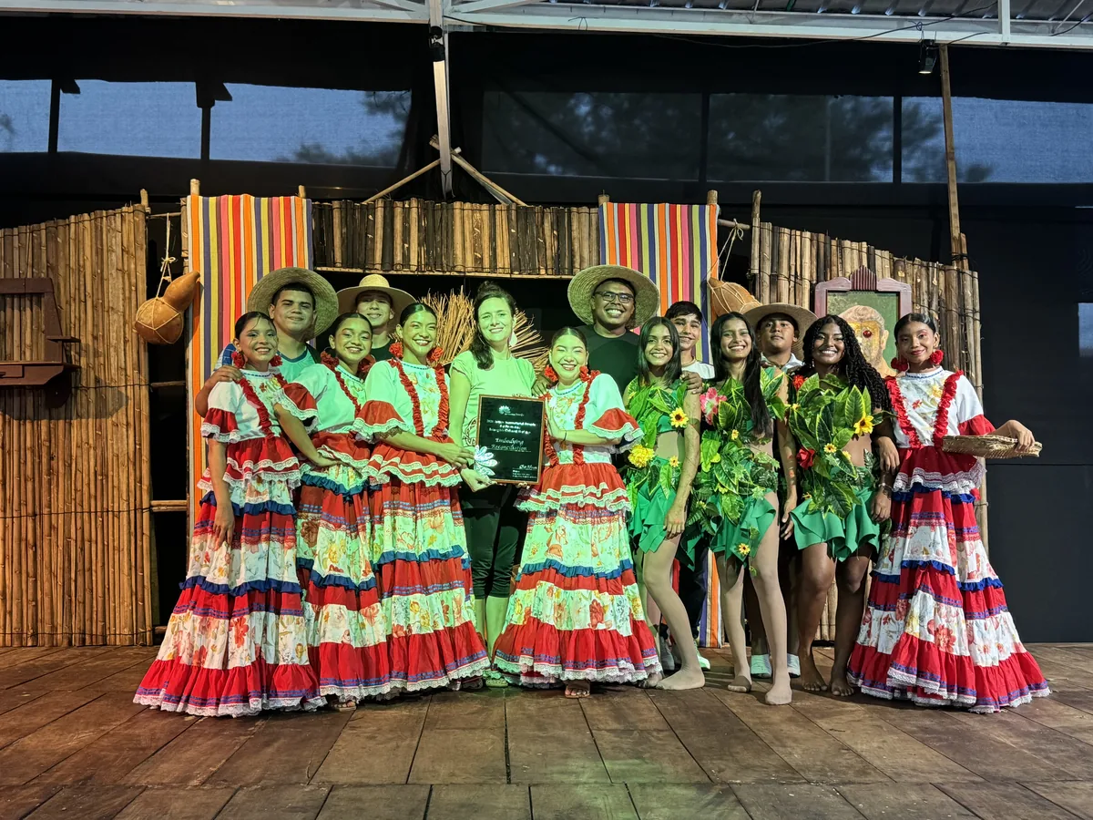Dancers in polleras and green with the JIAPICH award.