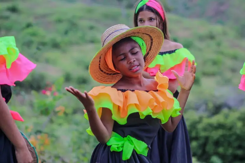 A young dancer in a straw hat during a workshop in Chalán, Sucre.